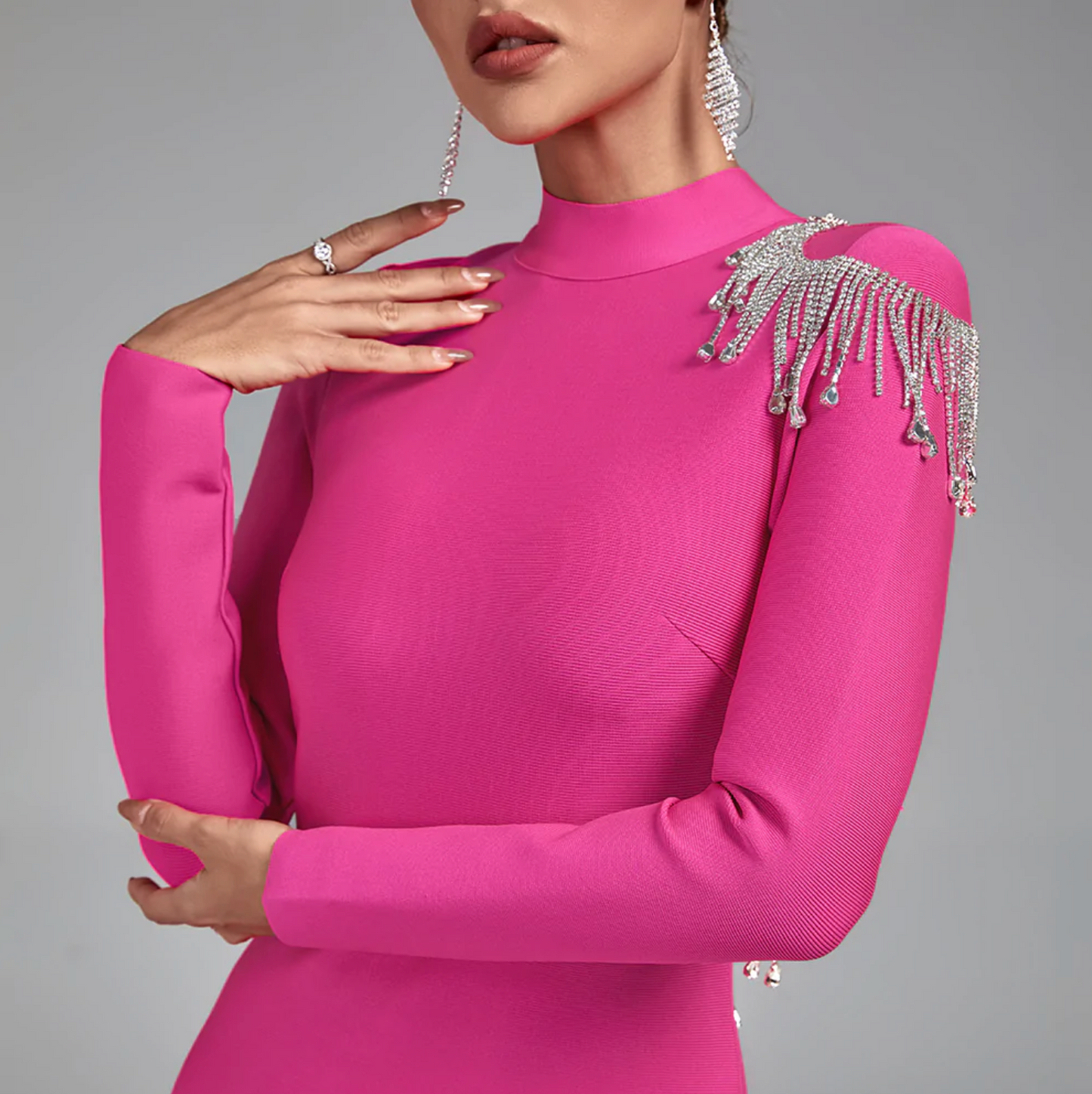 Langes Kleid mit langen Ärmeln und offenem Rücken