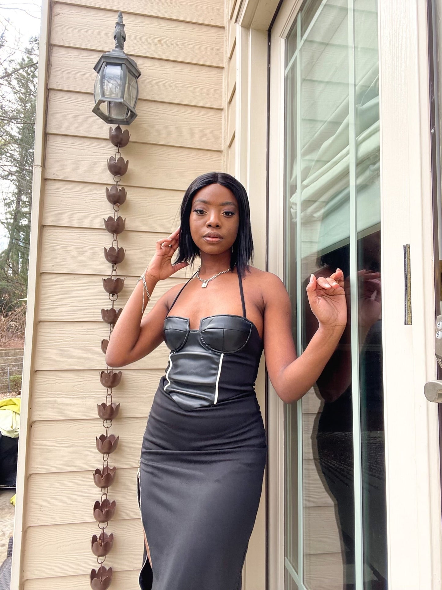 Langes Neckholder-Kleid mit Leder-Oberteil und Reißverschluss