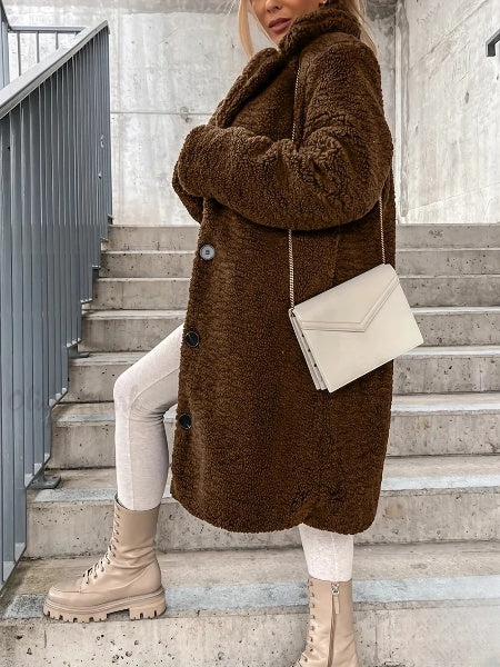 Minimalistisches Winterkleid im angesagten Stil