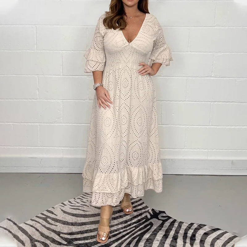 Angelas besticktes Midi-Kleid mit Anglaise-Rüschenärmeln