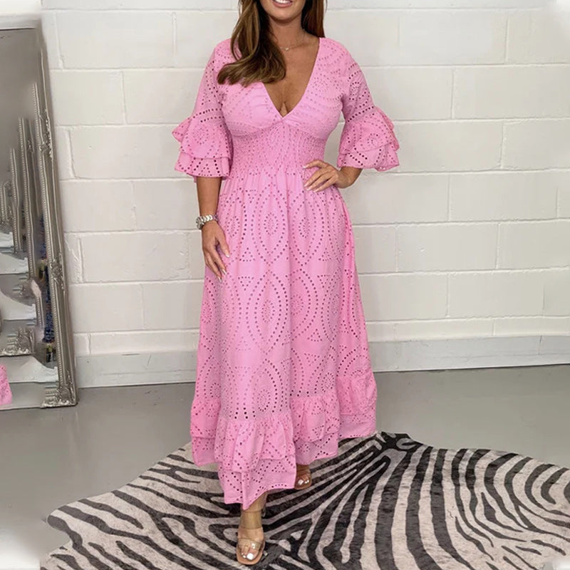 Angelas besticktes Midi-Kleid mit Anglaise-Rüschenärmeln