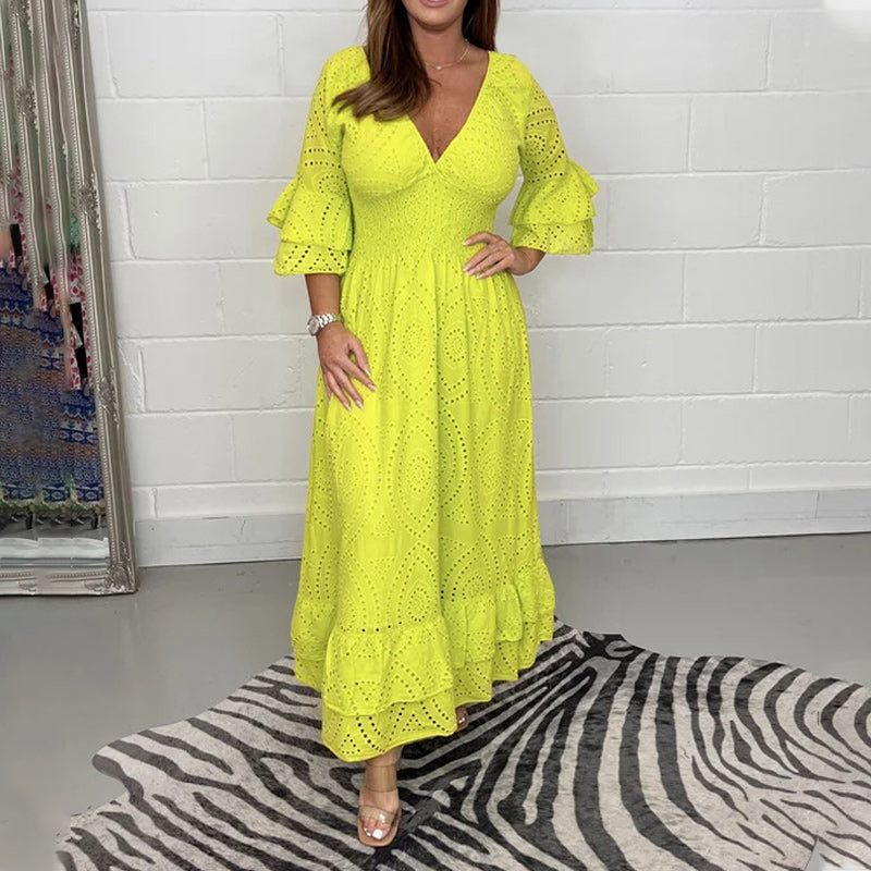 Angelas besticktes Midi-Kleid mit Anglaise-Rüschenärmeln