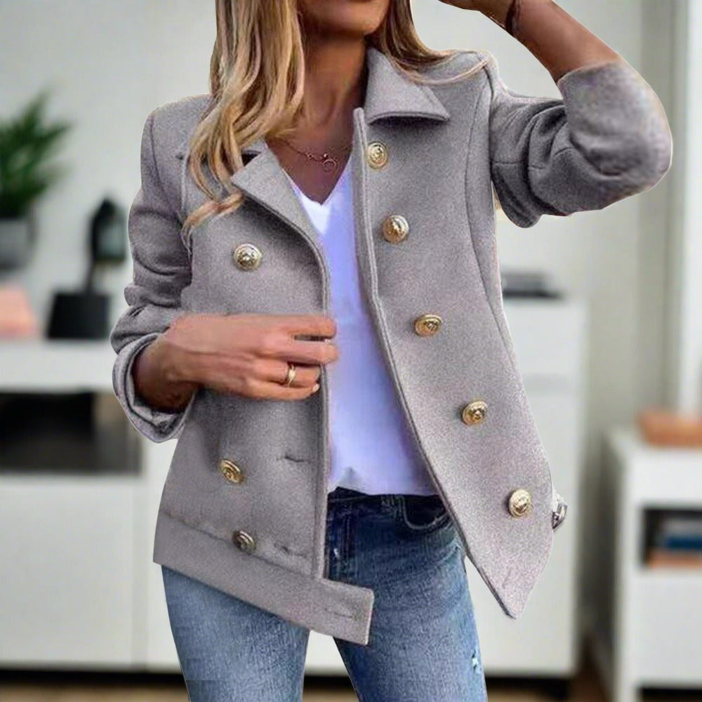 Modische Designerjacke von WOLFFMODE mit goldenen Knöpfen