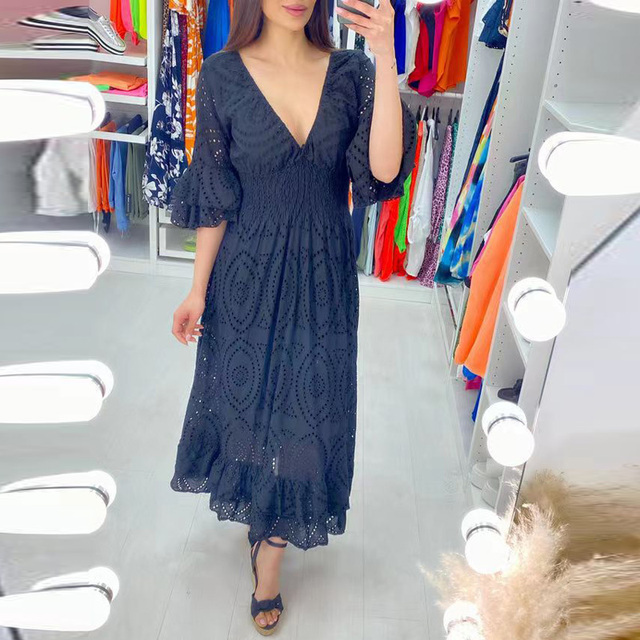 Angelas besticktes Midi-Kleid mit Anglaise-Rüschenärmeln