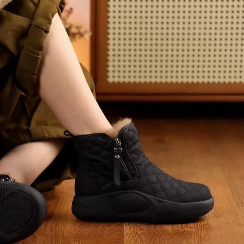 Kurzschaft-Stiefel mit seitlicher Kette