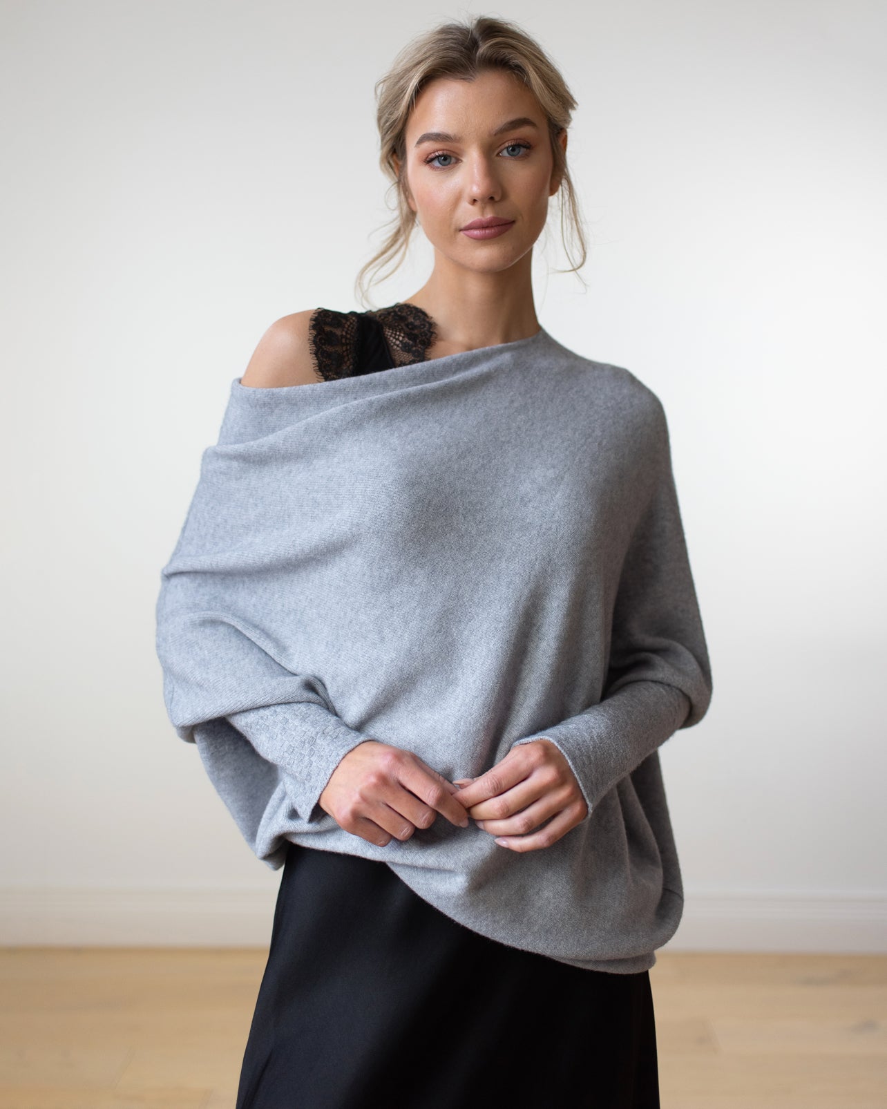 Eleganter, asymmetrisch drapierter Cressida™-Pullover mit Rundhalsausschnitt