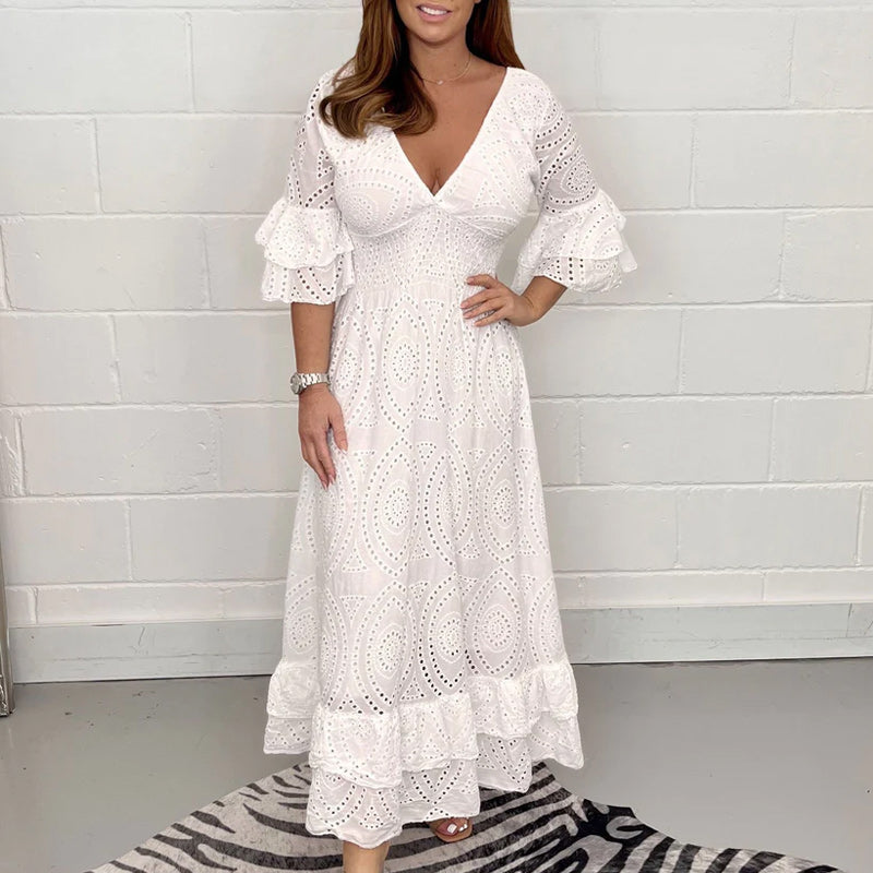 Angelas besticktes Midi-Kleid mit Anglaise-Rüschenärmeln