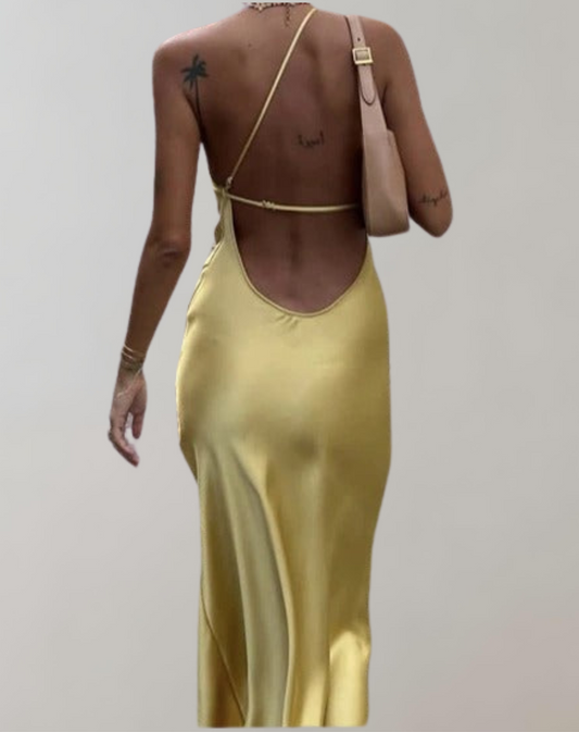 Goldenes Spitzen-Cocktailkleid mit Rückenausschnitt und Schlitz von WolffMode