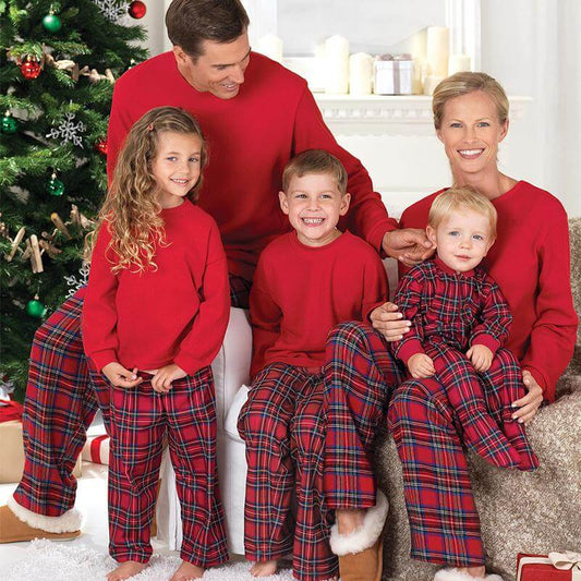 Stilvoller Weihnachts-Familienpyjama im Karo-Design von WOLFFMODE für Damen und Herren