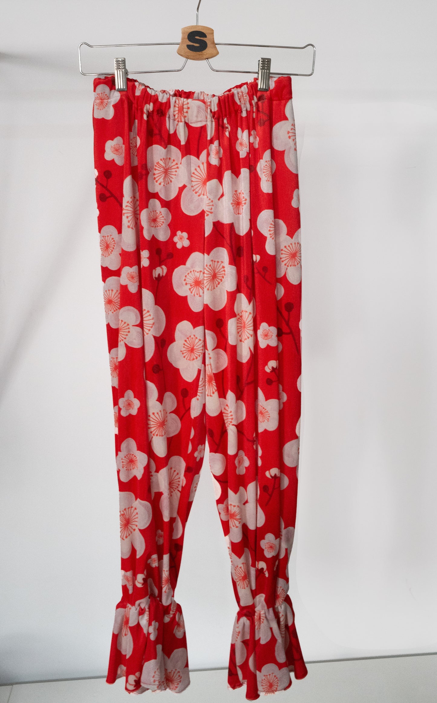 WolffMode Hose with Red Flowers