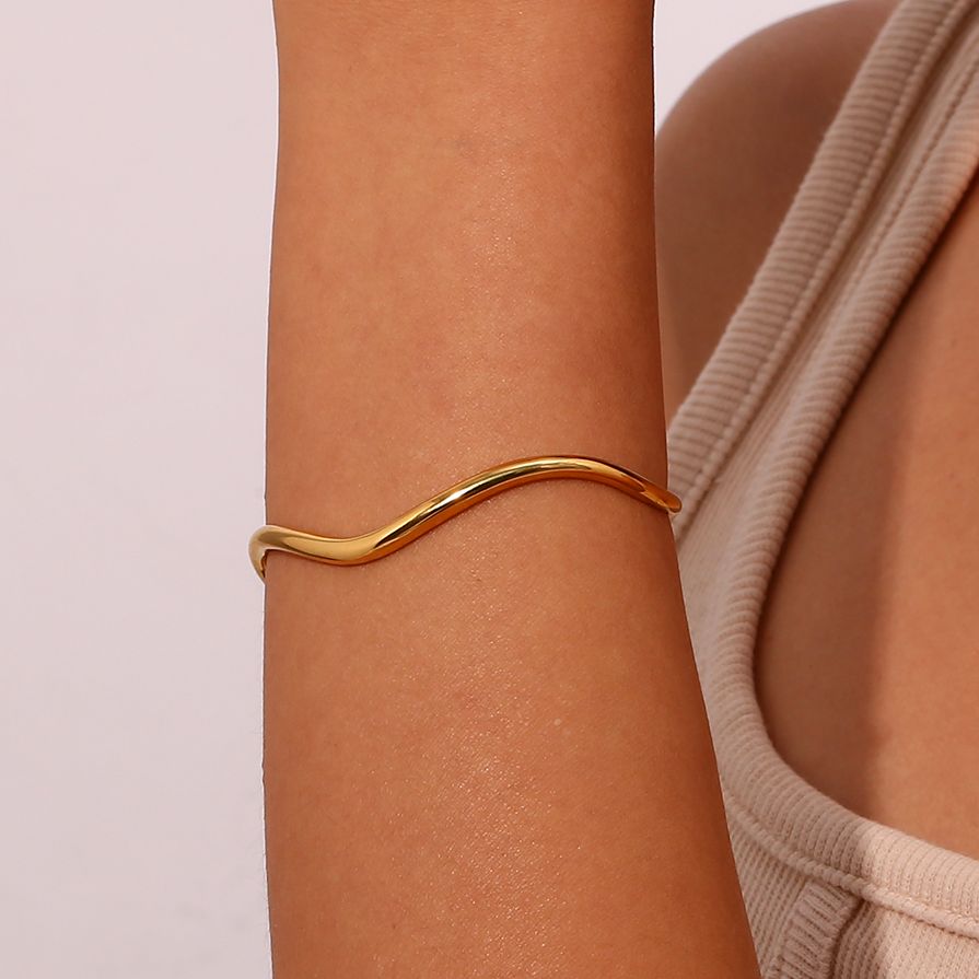 Minimalistischer Edelstahl-Wellenarmband für Damen, wasserdicht, im sommerlichen Strandwellendesign von WOLFFMODE