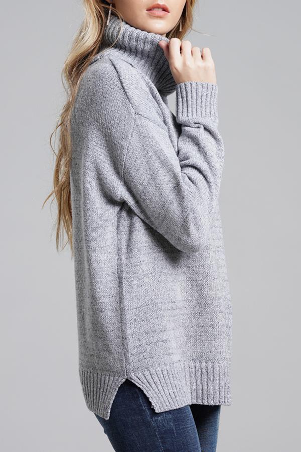 Grauer Oversize-Strickpullover mit hohem Kragen von WOLFFMODE