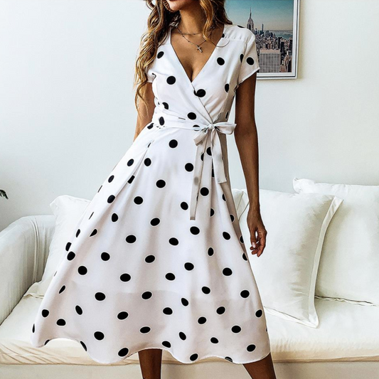 Mit großen Punkten versehen